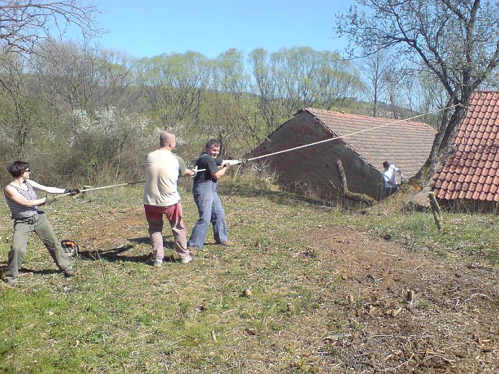 Radek s pilou a Pagáč s Romanem a Honzou jistí